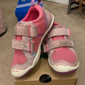Plae pink velcro sneakers
